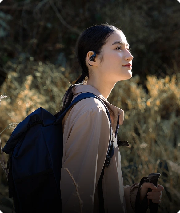 音楽を楽しみながら、通りや公園で犬を散歩させている時も、周囲への注意は怠らないようにしましょう。