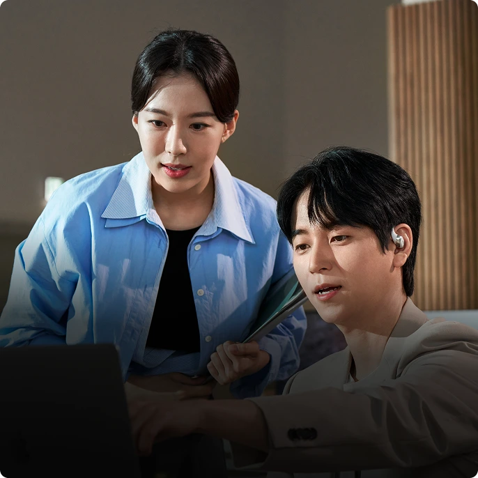 在宅勤務中に音楽やポッドキャストを聴きながら、家族が自分の名前を呼んでいるのも聞こえます。