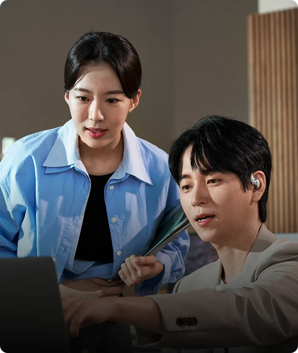 在宅勤務中に音楽やポッドキャストを聴きながら、家族が自分の名前を呼んでいるのも聞こえます。